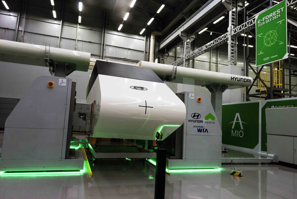 정밀 이송 설비 기술 및 통합 소프트웨어를 활용해 UAM의 날개와 동체를 자동 정렬하는 모습 [현대차ㆍ기아 제공=뉴스퀘스트]