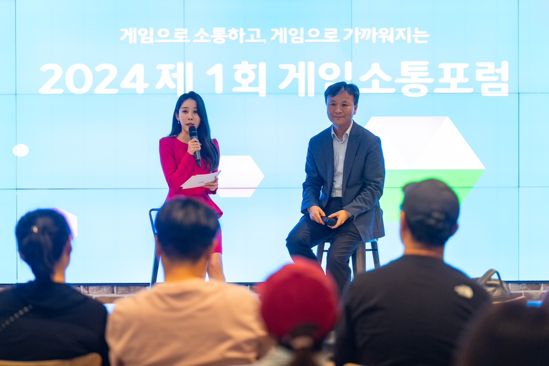 (사진 오른쪽) 정의준 건국대학교 문화콘텐츠학과 교수가 지난 19일 '제1회 게임소통포럼'에서 청중들을 대상으로 강연을 진행했다. [넷마블 제공=뉴스퀘스트]