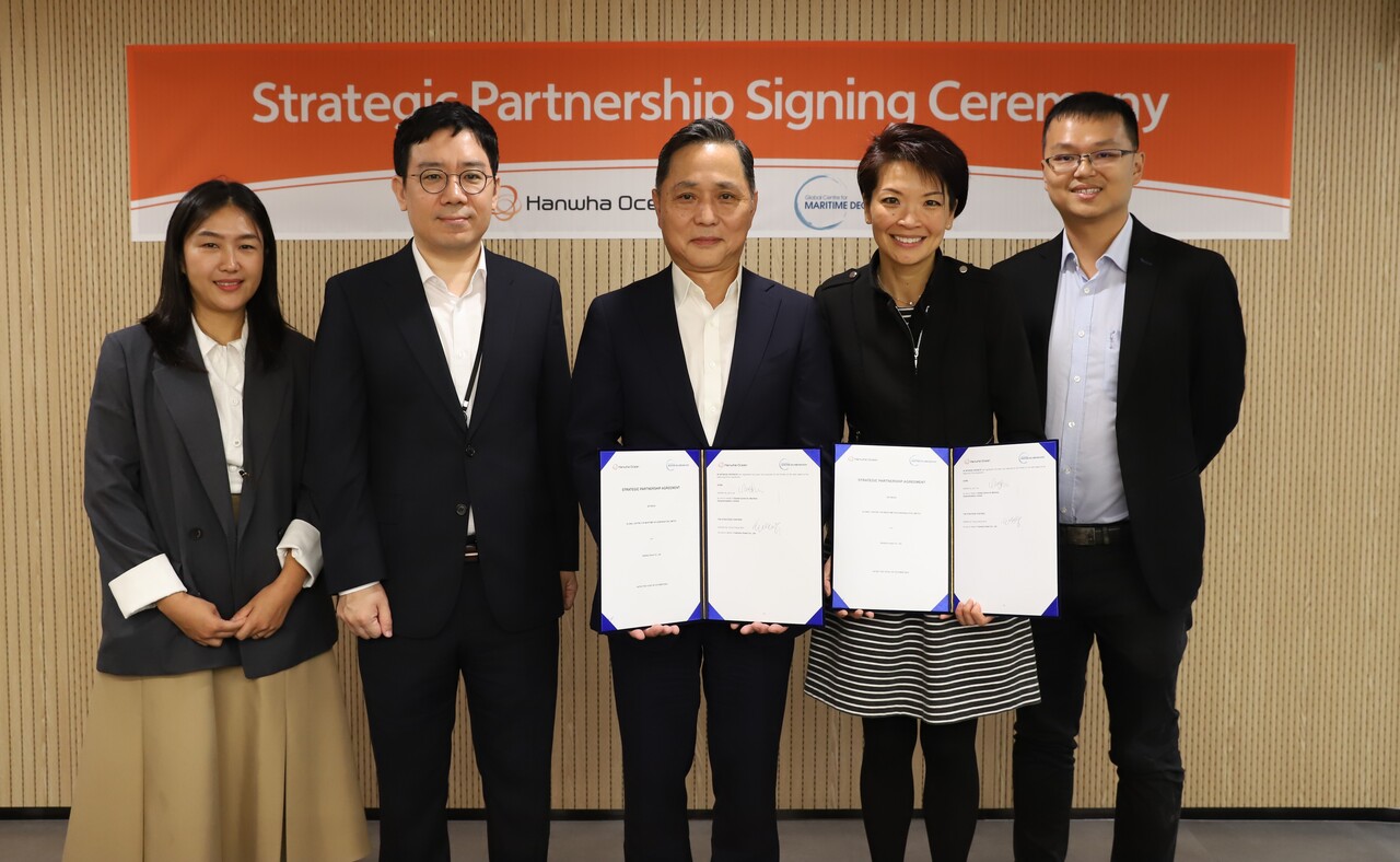 한화오션 제품전략기술원장 손영창 부사장(왼쪽에서 세 번째), 글로벌 해양 탈탄소화 센터 린 루 CEO(왼쪽에서 네 번째) 등 양사 관계자가 전략적 파트너십 체결식을 마친 뒤 기념 촬영을 하고 있다. [한화오션 제공=뉴스퀘스트]