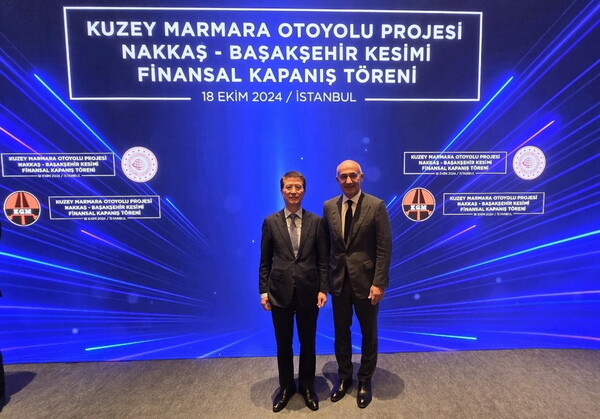 튀르키예 현지에서 열린 나카스-바삭세히르 도로 건설 사업 체결식에서 오세철 삼성물산 건설부문 대표이사(왼쪽)와 에르맨 일르작(Erman Ilicak) 르네상스 회장(오른쪽)이 기념촬영을 하고 있다. [삼성물산 건설부문 제공=뉴스퀘스트]