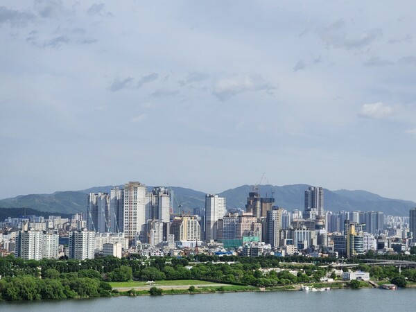 한강변에 자리한 서울 강동구 일대 전경 [사진=뉴스퀘스트]