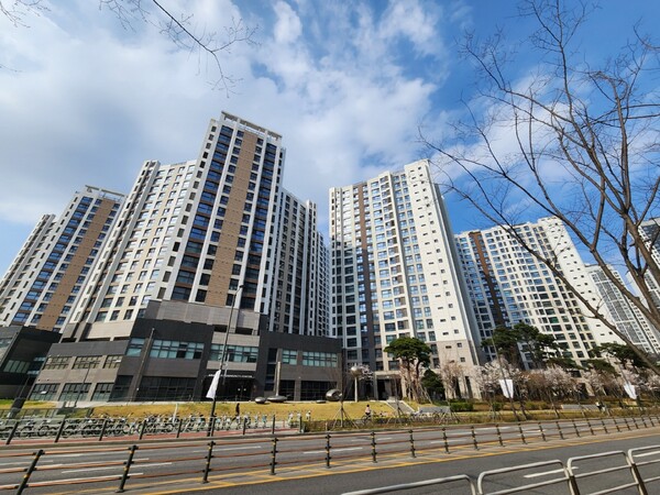 11월에는 최근 몇 년간 아파트 신규공급이 없었던 공급 가뭄지역에서 아파트 공급이 이어질 예정이다. 사진은 서울 강동 한 신축 단지 모습 [사진=뉴스퀘스트]