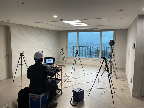 고점탄성모르타르를 시험 측정하는 모습 [우미건설 제공=뉴스퀘스트]