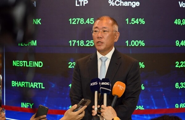 정의선 현대차그룹 회장이 22일(현지시간) 인도 뭄바이 증권거래소에서 열린 현대차 인도법인 인도 증시 상장 기념식 이후 기자들의 질문에 답하고 있다. [현대차 제공=뉴스퀘스트]