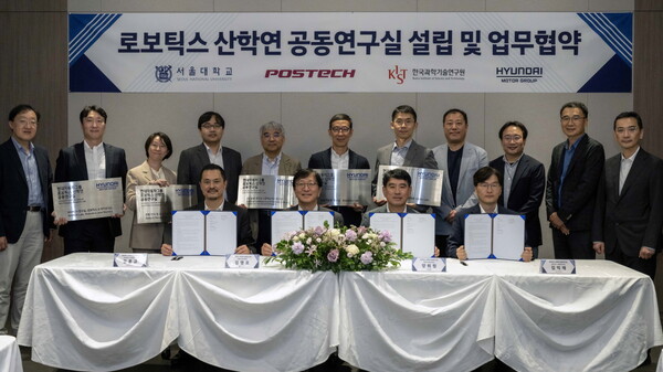 현대차·기아는 22일 서울대학교와 POSTECH, KIST와 함께 이동형 양팔로봇의 기술 경쟁력 강화와 로봇 연구 생태계 구축을 목표로 ‘로보틱스 공동 연구실’을 설립했다고 밝혔다. (사진 왼쪽부터) 김종규 POSTECH 산학협력단 단장, 김영오 서울대학교 공과대학장 교수, 양희원 현대차·기아 R&D본부장 사장, 김익재 한국과학기술원 AI·로봇연구소 소장 [현대자동차