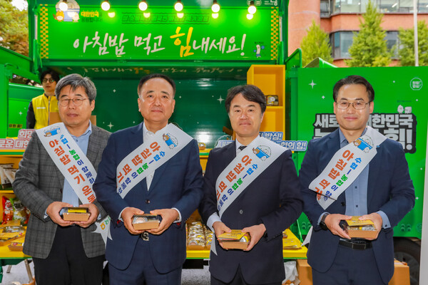 이영준 수협중앙회 경영지원부대표(오른쪽 두번째부터)와 문상철 농협중앙회 홍보실 상무가 23일 수협중앙회 본부에서 '수산물과 함께하는 아침밥 먹기 운동' 전개에 앞서 기념사진을 촬영하고 있다. [사진=수협중앙회]