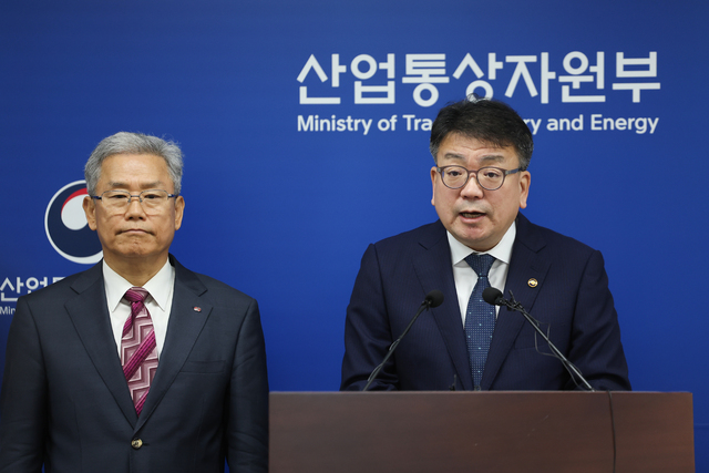 23일 오전 정부세종청사 산업통상자원부 기자실에서 최남호 산업통상자원부 2차관(오른쪽)과 김동철 한국전력 사장이 전기요금 인상 관련 브리핑을 하고 있다. [연합뉴스 제공=뉴스퀘스트]