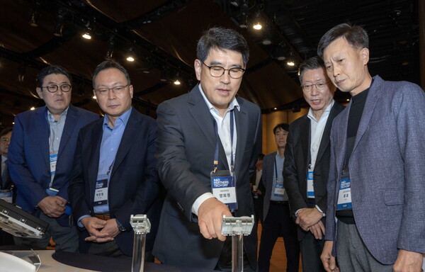 현대차·기아 R&D본부장 양희원 사장(사진 중앙)이 최우수상 신기술 전시물을 살펴보고 있는 모습 [현대자동차·기아 제공=뉴스퀘스트]