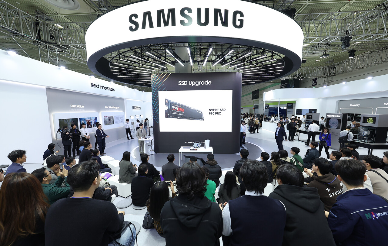 외국인 투자자들이 23일 역대 최장 삼성전자 주식 매도 기록(31거래일)을 세우면서 6만원 회복 시점에  관심이 쏠리고 있다. 이날 오전 서울 강남구 코엑스에서 열린 제 26회 반도체 대전 SEDEX 2024 삼성전자 부스에서 관람객들이 SSD 교체 시연을 지켜보고 있는 모습. [사진=연합뉴스] 