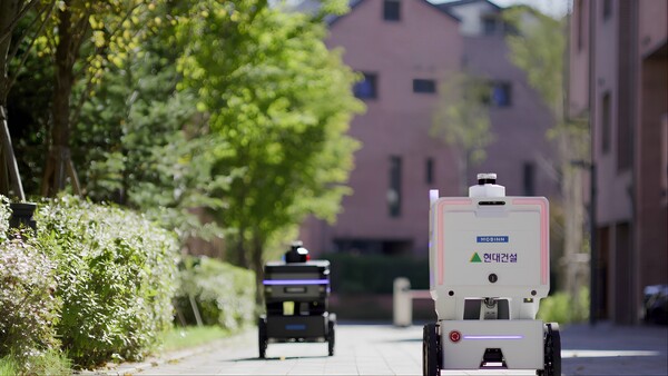 자율주행로봇이 단지 내 보행로를 이동하며 배송 서비스를 제공하고 있다. [현대건설 제공=뉴스퀘스트]