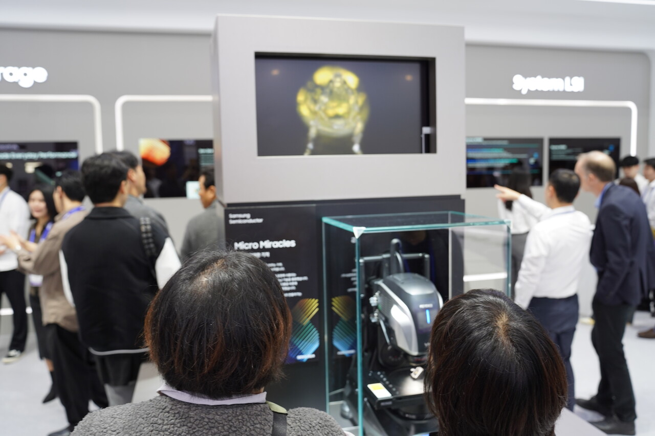 23일 서울 강남 코엑스에서 '반도체대전'이 열렸다. 사진은 삼성전자 부스에 참가한 관람객들이 '마이크로 미라클' 조각품을 구경하고 있는 모습. [사진=김민우 기자]