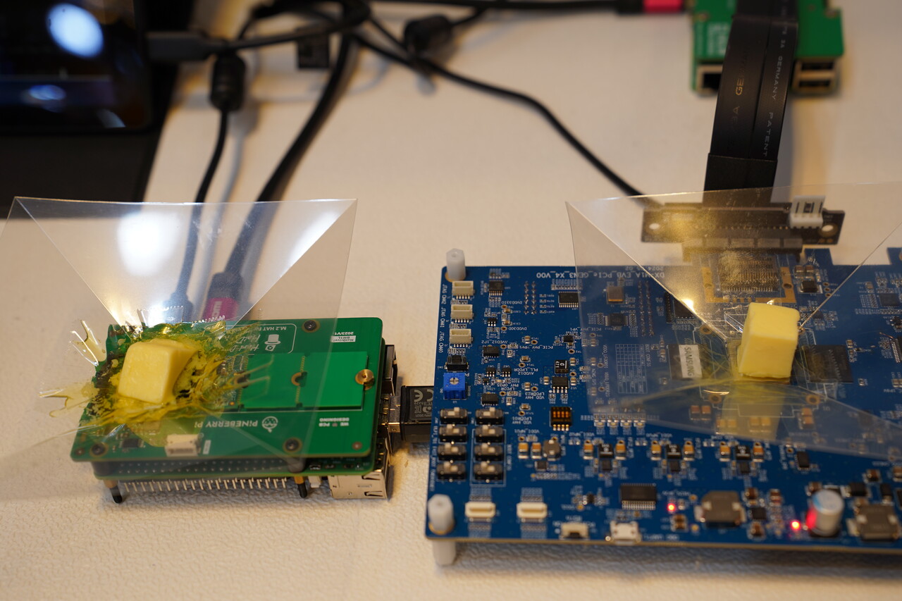 NPU(신경망처리장치) 개발업체인 '딥엑스'가 현장에서 버터 벤치마크 실험을 하고 있다. (왼쪽) 경쟁 업체 제품 위 버터는 온도 탓에 녹고 있으나 (오른쪽) 딥엑스의 DX-M1은 5분이 지났음에도 그대로 원형을 유지하고 있다. [사진=김민우 기자]