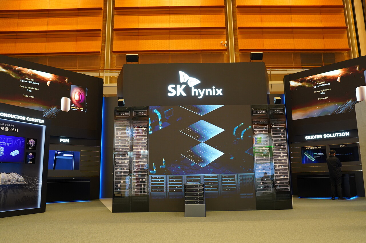 SK하이닉스가 2024년 3분기에 사상 최대 실적을 기록했다. 사진은 지난 23일 열린 '반도체대전' SK하이닉스 부스 전경. [사진=김민우 기자]