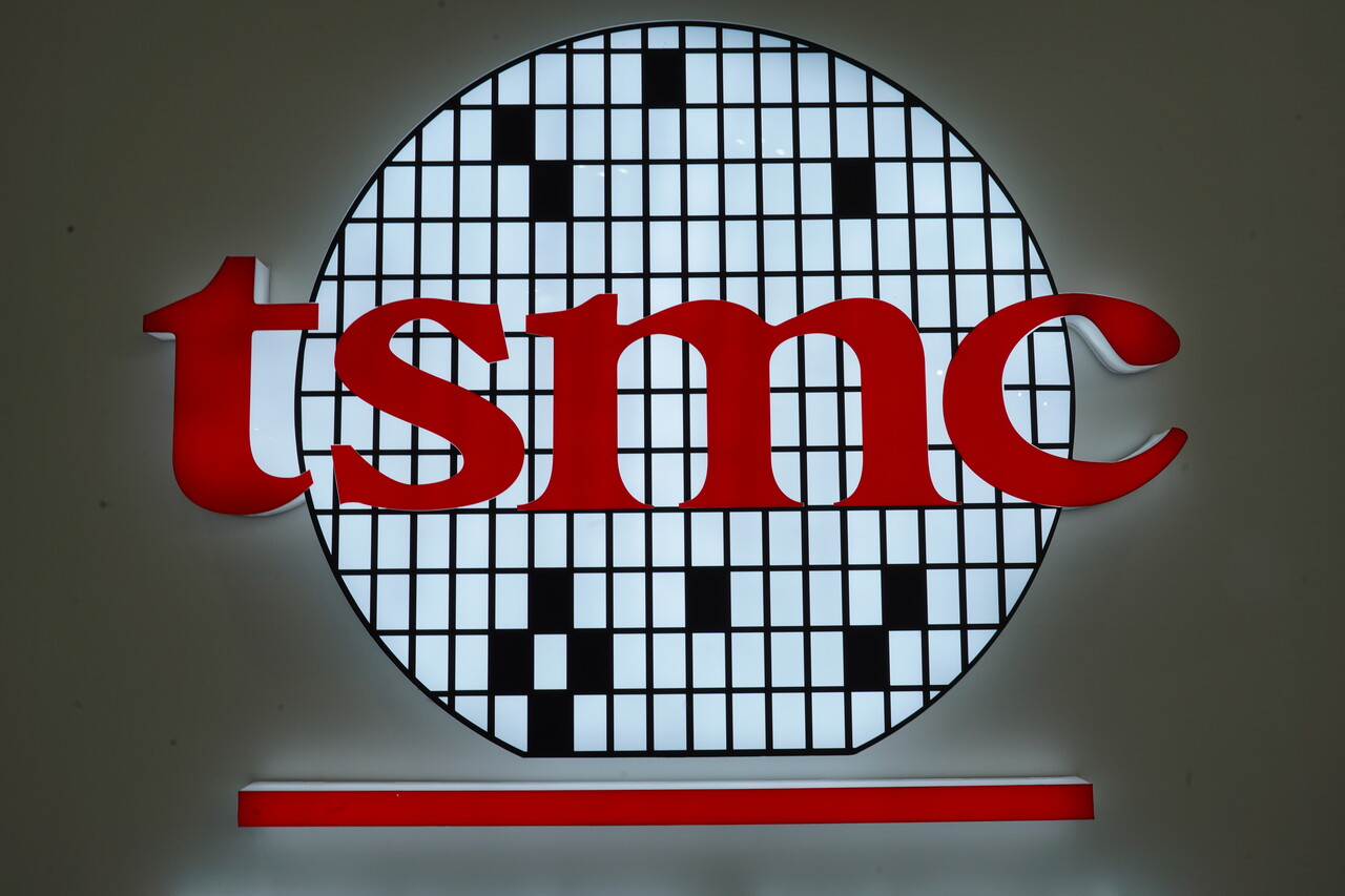 SK하이닉스는 6세대 HBM인 'HBM4'의 내년 하반기 출하를 위해 TSMC와의 협력을 강화한다는 계획이다. [사진=김민우 기자]