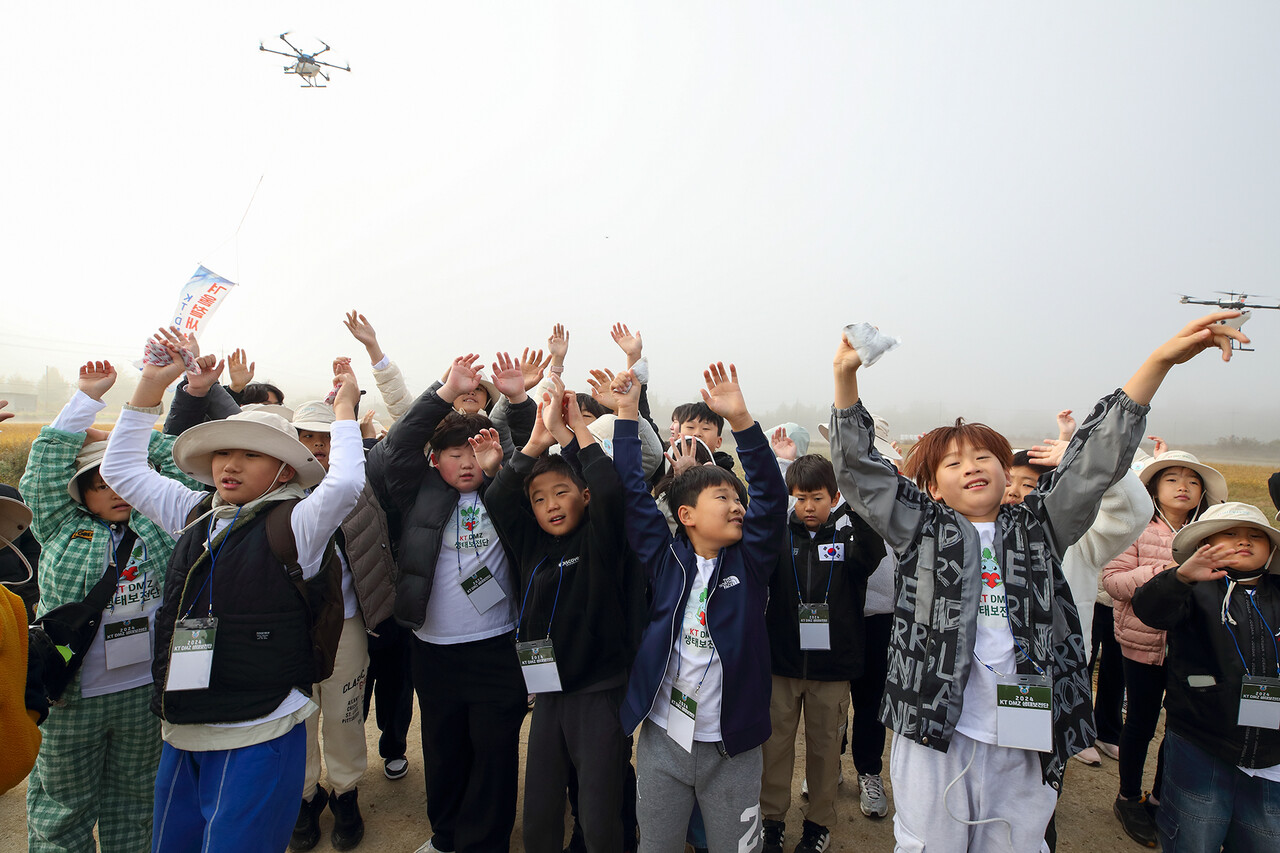 KT DMZ 생태보전단 프로그램에 참여한 생태보전단원들이 ‘드론을 활용한 볍씨 뿌리기’를 통해 ‘철새 먹이주기’ 활동을 하고 있다. [KT 제공=뉴스퀘스트]