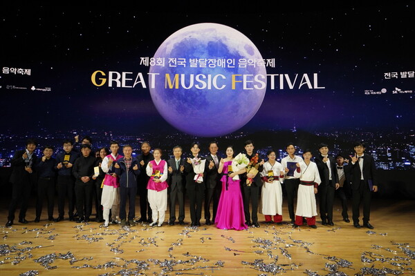 24일 서울 강남구 코엑스에서 열린 GMF 시상식 후 명성 SK어스온 사장(왼쪽에서 14번째)과 수상자 및 내빈들이 손하트를 만들어 보이며 기념 촬영을 하고 있다. [SK이노베이션 제공=뉴스퀘스트]