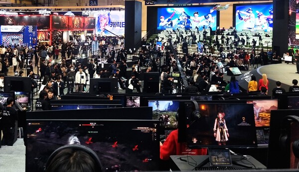 실적 부진을 겪고 있는 게임사들이 인력 감축 및 계열사 분리 등의 칼을 빼들며 고강도 체질 개선에 나서고 있다. 사진은 지난해 16~19일 진행된 '2023 지스타'. [사진=김민우 기자]