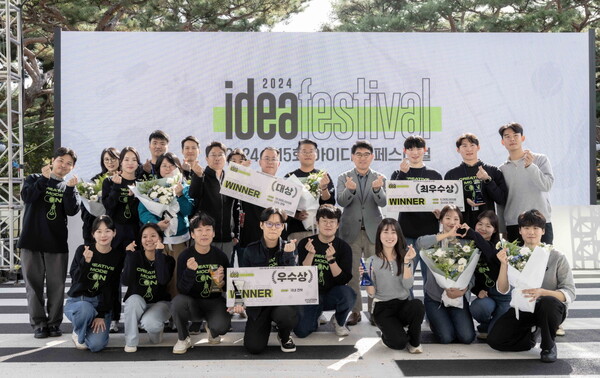 현대차·기아 R&D본부장 양희원 사장(사진 뒷줄 오른쪽 네번째)이 이날 아이디어페스티벌 본선 참가자들과 기념 촬영하는 모습 [현대자동차·기아 제공=뉴스퀘스트]
