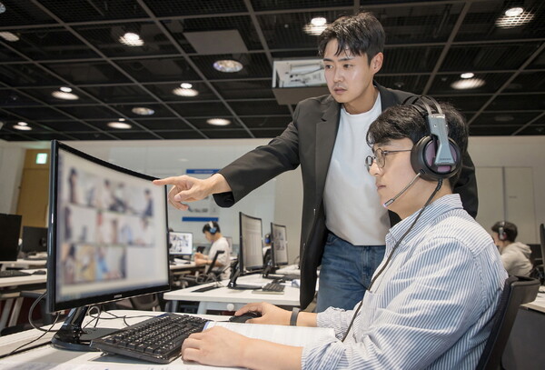 지난 19 경기도 용인에 위치한 삼성전자 인재개발원에서 삼성전자 감독관들이 응시자들을 대상으로 예비 소집을 진행하고 있는 모습 [삼성 제공=뉴스퀘스트]