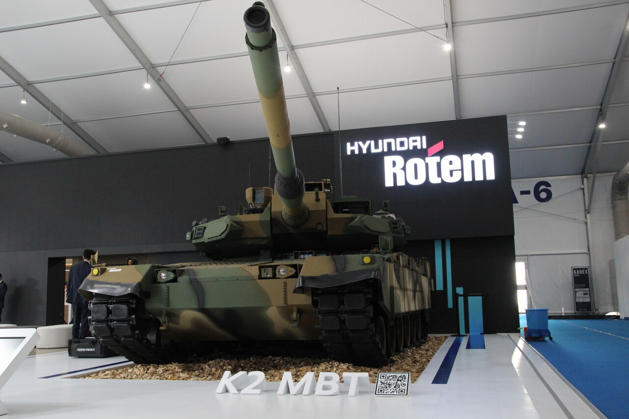 현대로템이 KADEX 2024에서 선보인 'K2 흑표 전차'의 성능개량형 모델. 행사장에는 K2 전차를 보기 위해 많은 군 관계자들이 부스를 방문했다. [사진=김민우 기자]