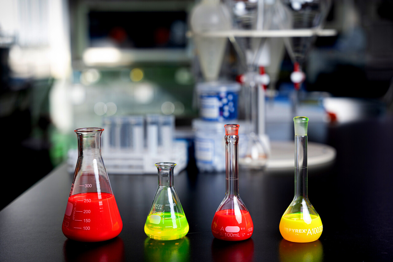 삼성디스플레이는 퀀텀닷 발광층을 구현하는 세부 공정에서 버려저는 잉크의 80%를 수거해 재가공함으로써 연간 100억원 이상의 원가 절감 효과를 달성할 것으로 내다봤다. [삼성디스플레이 제공=뉴스퀘스트]