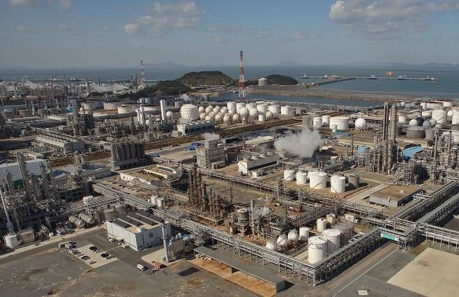 LG화학은 3분기 연결 매출액과 영업이익이 각각 12조6704억원, 4984억원을 기록했다 LG화학 충남 대산공장 전경. [사진=LG화학]