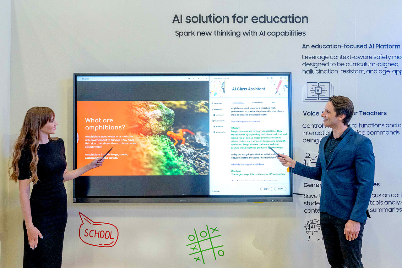 삼성전자가 지난 6월 열린 북미 최대 디스플레이 전시회인 '인포콤(Infocomm) 2024'에서 AI 기능이 탑재된 새로운 '전자칠판 솔루션'을 소개하고 있다. [삼성전자 제공=뉴스퀘스트]