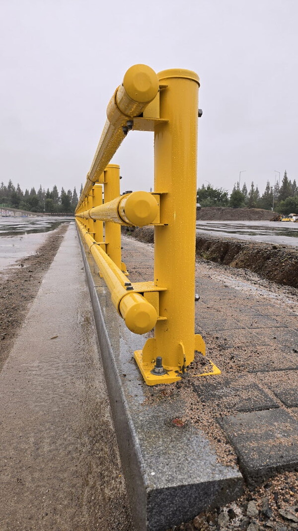 포스코가 한국도로시설안전산업협회와 공동개발한 스쿨존 보도용 차량방호울타리 [포스코 제공=뉴스퀘스트]