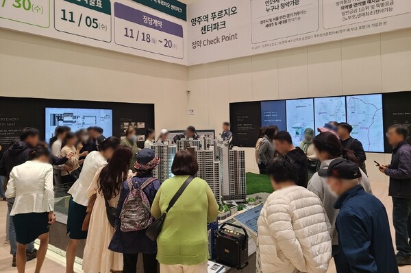 양주역 푸르지오 센터파크 견본주택 내부 관람객 [대우건설 제공=뉴스퀘스트]