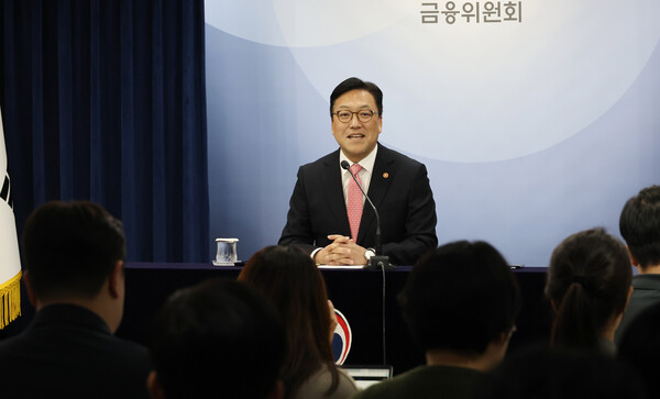 금융위원회 김병환 위원장이 30일 서울 종로구 정부서울청사에서 기자간담회를 하고 있는 모습. [사진=연합뉴스]