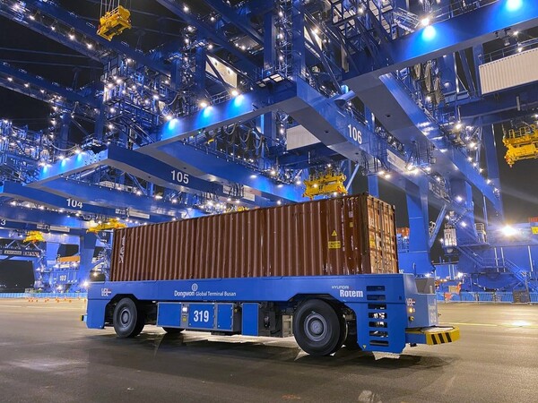 현대로템이 부산 신항 7부두에 공급한 AGV. [현대로템 제공=뉴스퀘스트]