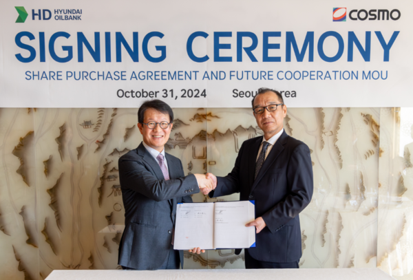 31일 소공동 롯데호텔에서 진행된 ‘HD현대코스모 지분 인수 계약’ 체결식에서 주영민 HD현대오일뱅크 대표(왼쪽)과 스즈키 코스모오일 대표이사가 기념촬영을 하고 있다. [사진=HD현대오일뱅크]
