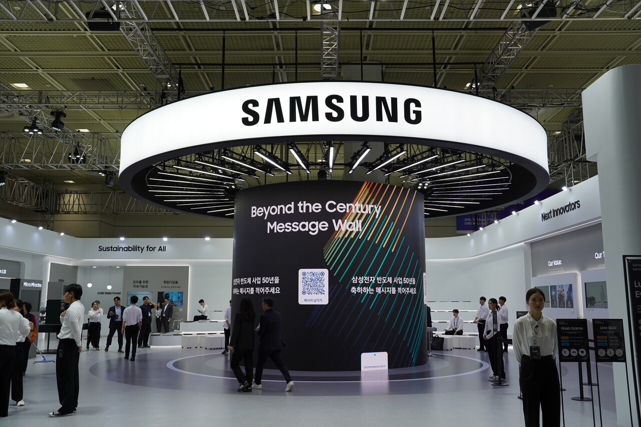 삼성전자가 HBM(고대역폭메모리) 물량 수주를 두고 엔비디아 등 주요 고객사와의 긍정적인 신호를 언급하며 반등 기대감을 높이고 있다. 사진은 지난 23일 열린 '반도체대전' 삼성전자 부스 전경. . [사진=김민우 기자]