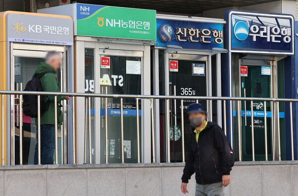 31일 한국은행이 발표한 ‘금융기관 가중평균 금리’ 통계에 따르면 예금은행의 9월 가계대출 금리(신규취급액 기준)는 연 4.23%로 8월(4.08%)보다 0.15%포인트 상승했다. [사진=연합뉴스]