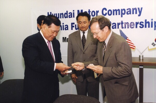지난 2000년 캘리포니아 연료전지 파트너십(CaFCP)을 체결하는 정몽구 현대차그룹 명예회장 [현대자동차 제공=뉴스퀘스트]