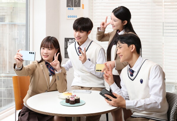 삼성전자가 갤럭시 S24 시리즈의 디자인 헤리티지를 계승한 ‘갤럭시 S24 FE’를 1일 국내 출시한다. 삼성전자 모델들이 '갤럭시 S24 FE'로 셀피를 촬영하는 모습 [삼성전자 제공=뉴스퀘스트] 