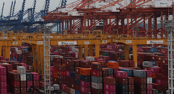 산업통상자원부는 ‘수출입 동향’ 발표를 통해 10월 수출액이 575억2000만달러로 지난해 같은 달보다 4.6% 증가했다고 1일 밝혔다. 부산 강서구 부산항 신항 부두 야적장에 컨테이너가 가득 쌓여 있는 모습. [사진=연합뉴스]