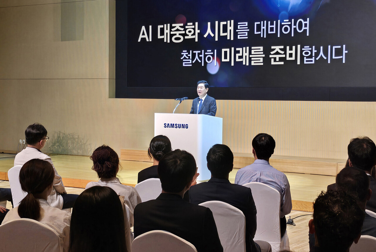 삼성전자가 창립 55주년을 기념하는 행사를 개최해 철저한 미래 준비를 위한 각오를 다졌다. 기념사를 전하는 한종희 대표이사 부회장. [삼성전자 제공=뉴스퀘스트]