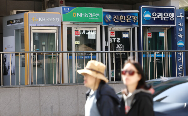 금융권에 따르면 KB국민·NH농협·신한·우리·하나은행(가나다 순) 등 5대 은행의 10월 말 가계대출 잔액은 732조 812억원으로 9월 말(730조 9671억원)보다 1조 1141억원 증가했지만, 감소세가 둔화된 것으로 나타났다. [사진=연합뉴스]