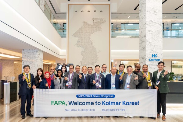 최근 한국콜마 종합기술원을 방문한 아시아약학연맹 의장단과 최현규 한국콜마 대표이사 등 관계자들이 기념사진을 찍고 있는 모습. [한국콜마 제공=뉴스퀘스트]