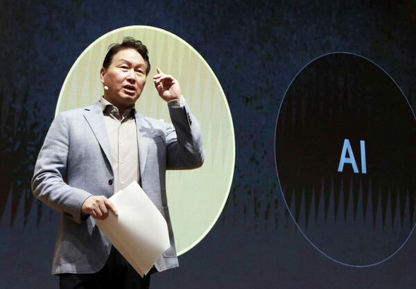 최태원 SK그룹 회장이 지난 2일 경기도 이천 SKMS연구소에서 열린 '2024 SK그룹 CEO세미나'에서 폐막 연설을 하고 있다 [SK그룹 제공=뉴스퀘스트]