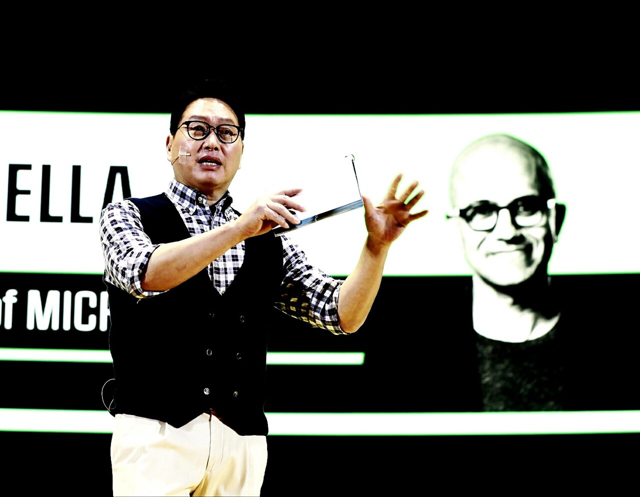 최태원 SK그룹 회장이 4일 서울 강남구 코엑스에서 열린 'SK AI 서밋(SUMMIT) 2024'에서 AI가 계속 성장하기 위해 해결해야 할 보틀넥(Bottleneck·병목현상)의 해법을 제시하고 있다. [SK 제공=뉴스퀘스트]