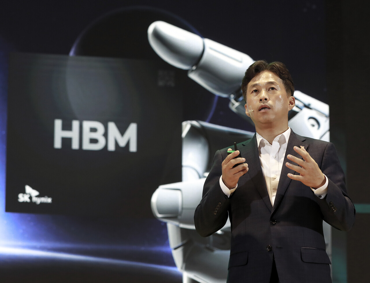 SK하이닉스 곽노정 대표이사 사장이 4일 서울 삼성동 코엑스에서 열린 ‘SK AI 서밋 2024’에서 ‘차세대 AI 메모리의 새로운 여정, 하드웨어를 넘어 일상으로’를 주제로 기조연설을 진행하고 있다. [SK하이닉스 제공=뉴스퀘스트]