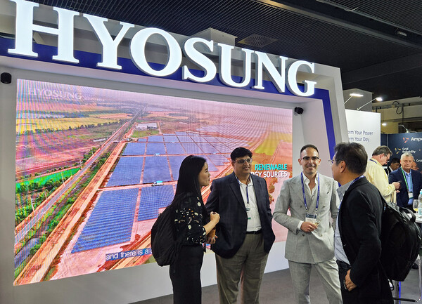 효성중공업 직원들이 지난 8월 고객들에게 효성의 차세대 전력기술을 소개하고 있다. [효성중공업 제공=뉴스퀘스트]