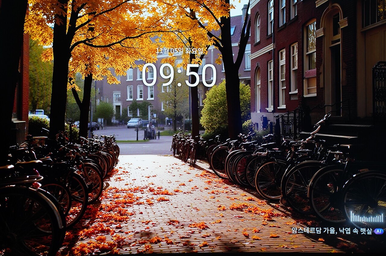 지니 TV 셋톱박스 4는 TV가 꺼져 있을 때도 생성형 AI를 통해 TV 화면을 'AI 배경화면'으로 전환할 수 있다. [사진=김민우 기자]