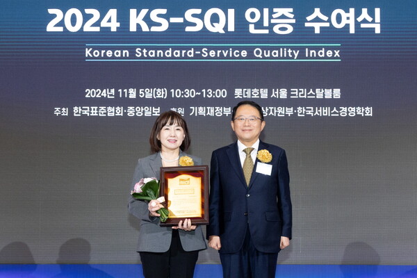 대한항공은 5일 서울 중구 롯데호텔 서울에서 열린 한국표준협회 주관 ‘2024년 한국서비스품질지수(KS-SQI·Korean Standard-Service Quality Index) 인증 수여식’에서 항공사 부문 3년 연속 1위에 선정됐다. 사진은 길연주 대한항공 고객서비스실장(왼쪽)이 강명수 한국표준협회 회장과 기념 촬영을 하고 있는 모습 [대한항공 제공=뉴스퀘스트]