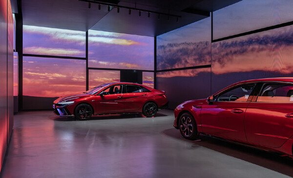 현대 모터스튜디오 하남 내 전시된 ‘얼티메이트 레드 메탈릭(Ultimate Red Metallic)’ 외장 색상의 ▲아반떼 N ▲쏘나타 [현대자동차 제공=뉴스퀘스트]