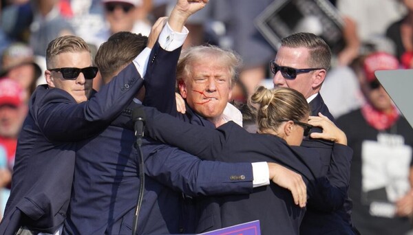 지난 13일(미 현지시간) 유세장에서 총격을 당한 도널드 트럼프 전 대통령이 지지자들을 향해 주먹을 치켜들고 있다. [사진=로이터/연합뉴스]