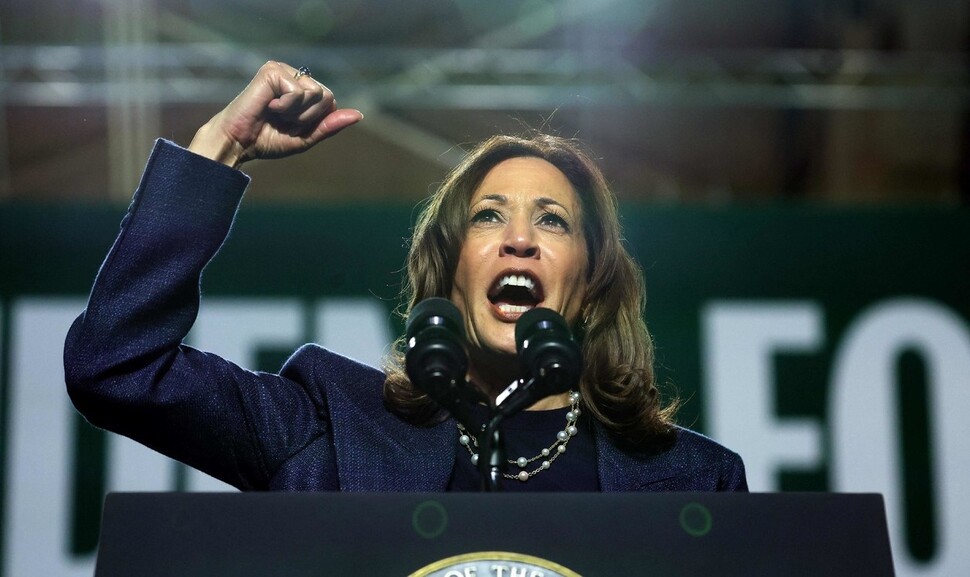 카멀라 해리스 미국 부통령이 지난 3일 미시간주 이스트랜싱의 미시간주립대에서 유세하고 있다. [사진=AFP 연합뉴스]