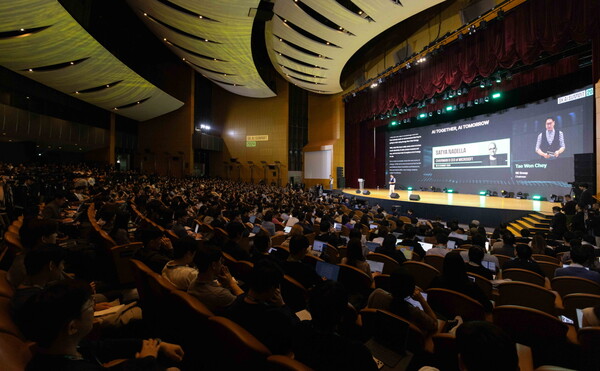 지난 4일 오전 서울 강남구 코엑스에서 열린 ‘SK AI 서밋’ 전경. 최태원 SK회장이 ‘함께하는 AI, 내일의 AI(AI together, AI tomorrow)’를 주제로 기조 연설을 하고 있다. [SK 제공=뉴스퀘스트]